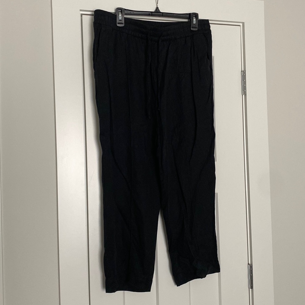 Like new condition black cropped pants with pockets!